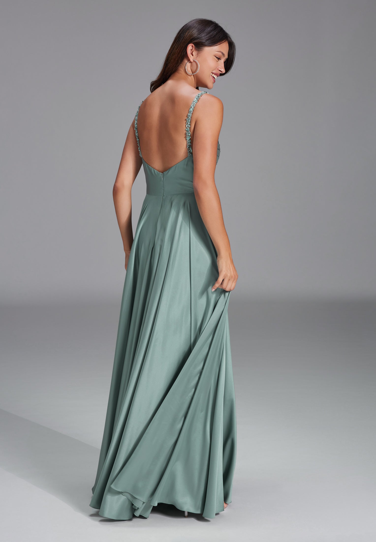 Satinkleid mit drapiertem Top und bestickten Trägern