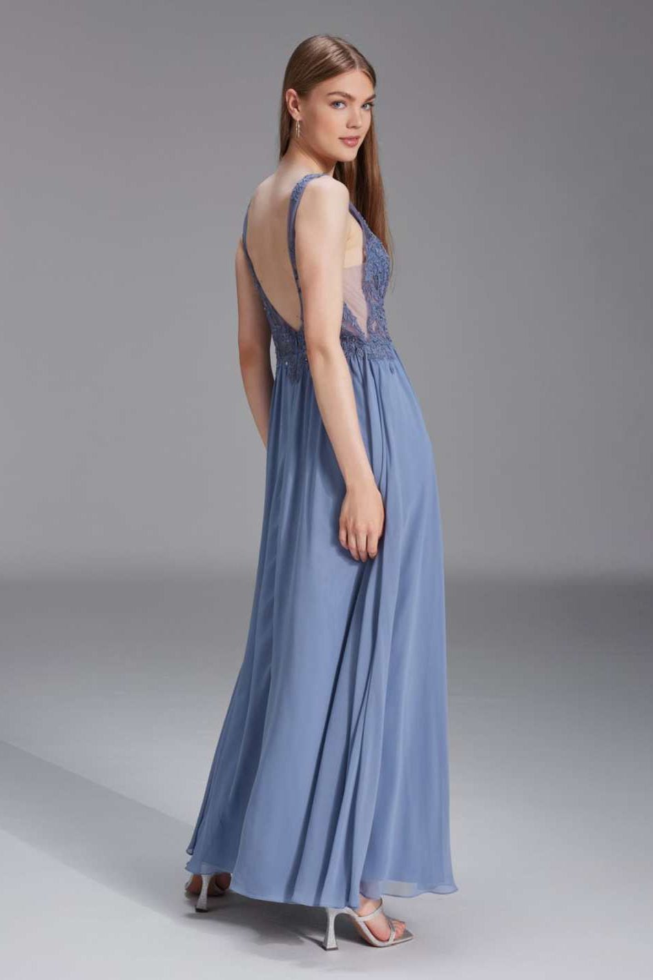 Fließendes Chiffonkleid mit Stickerei