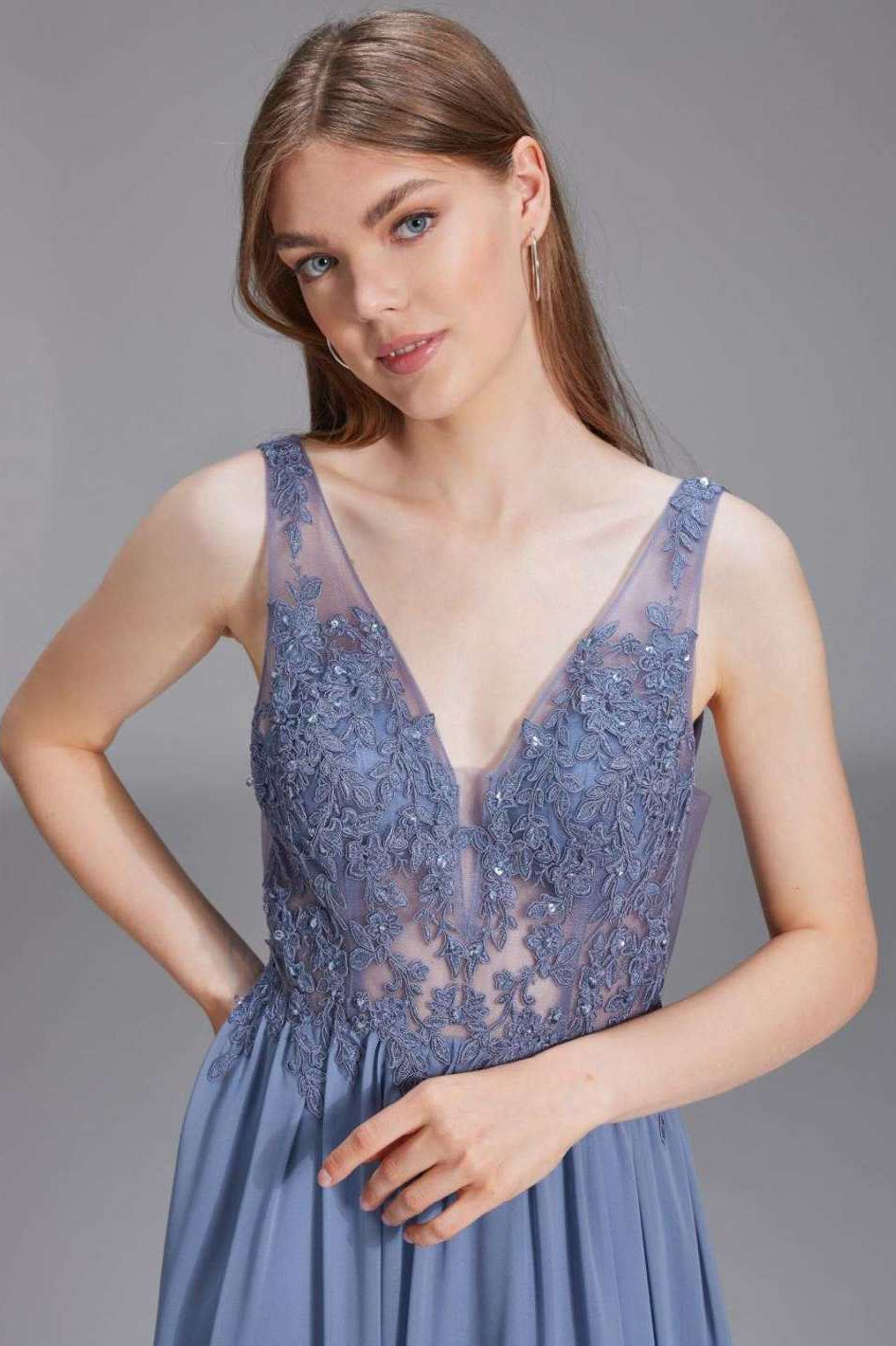 Fließendes Chiffonkleid mit Stickerei