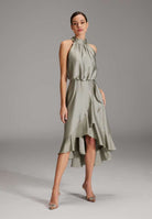 Cocktailkleid aus nachhaltigem Satin mit Volant am Saum eucalyptus green