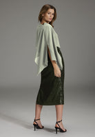 Stola aus nachhaltigem Chiffon mit Ärmelschlitzen