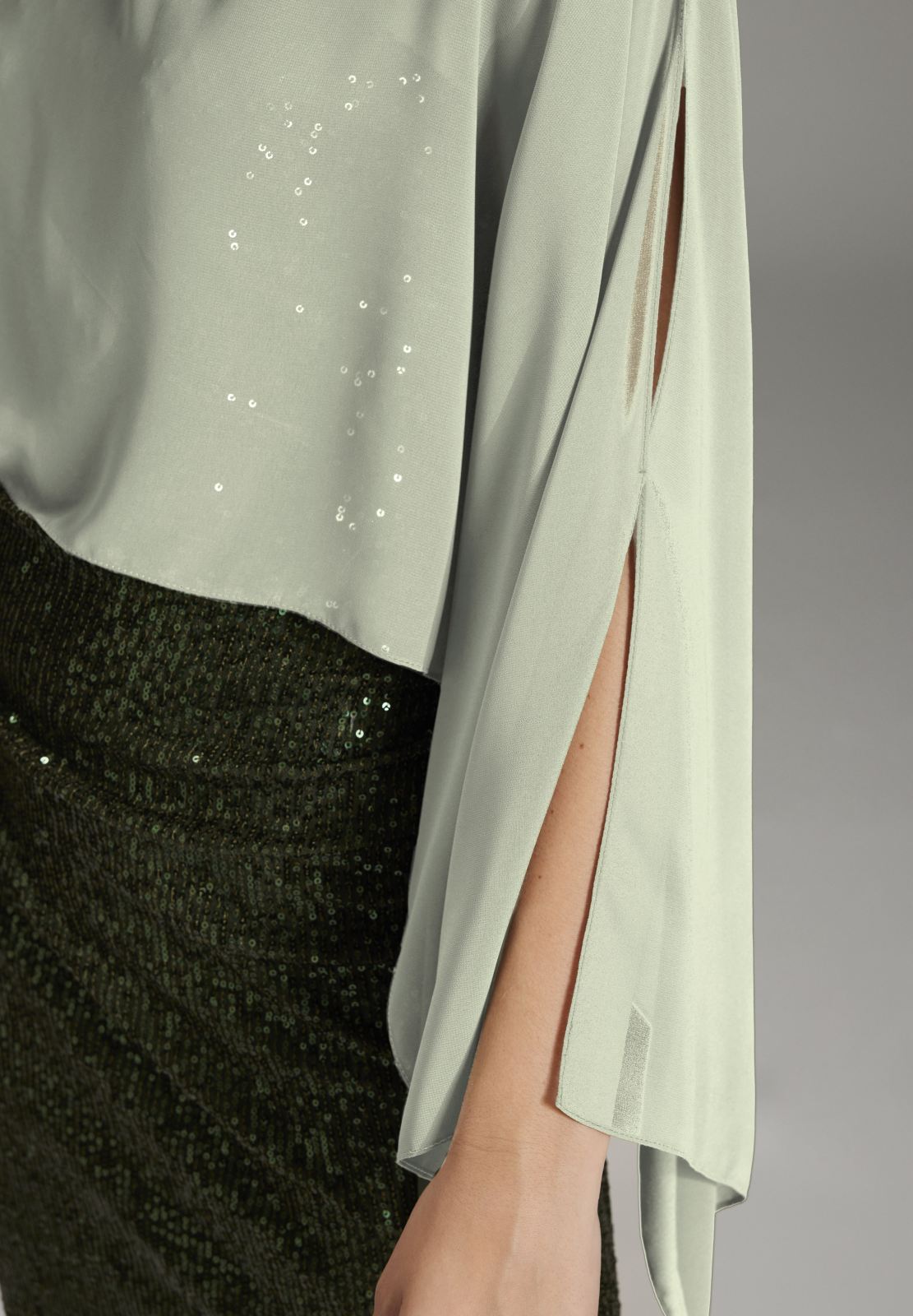 Stola aus nachhaltigem Chiffon mit Ärmelschlitzen