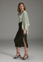 Stola aus nachhaltigem Chiffon mit Ärmelschlitzen