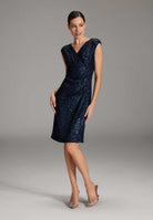 Cocktailkleid aus elastischer Paillette mit Wickel Ausschnitt