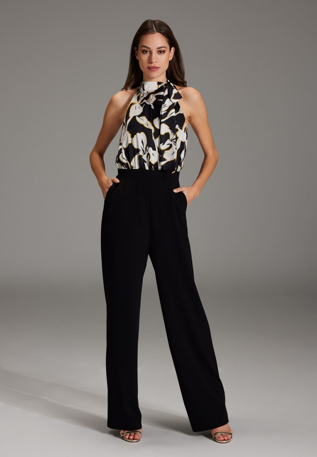 Jumpsuit mit Schluppe aus Material Mix