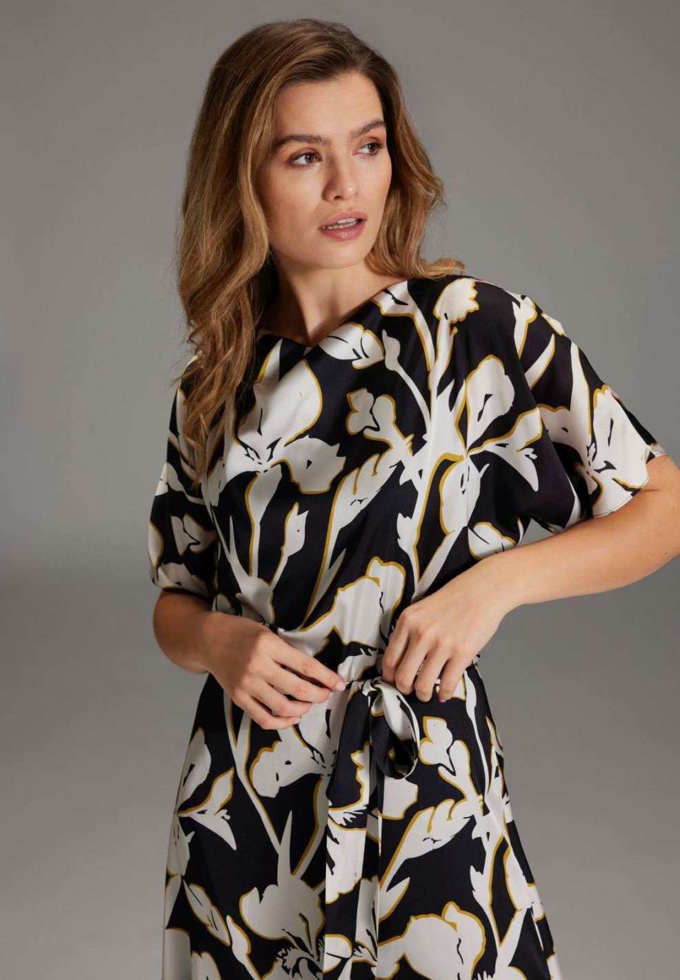 Midi Kleid aus floral bedrucktem Satin mit Wasserfall Ausschnitt