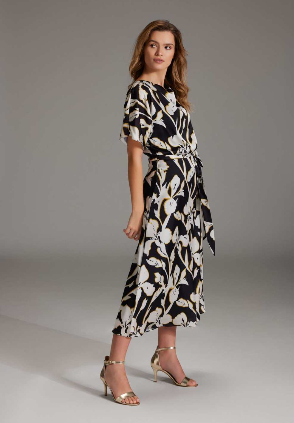 Midi Kleid aus floral bedrucktem Satin mit Wasserfall Ausschnitt