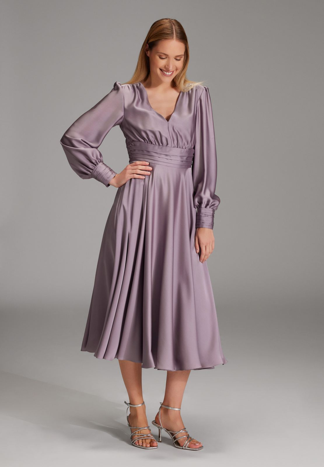 Midi Kleid aus nachhaltigem Satin mit Raffdetails mauve purple