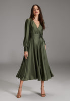Midi Kleid aus nachhaltigem Satin mit Raffdetails summernight green