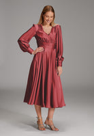 Midi Kleid aus nachhaltigem Satin mit Raffdetails brick red