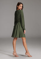 Cocktailkleid aus nachhaltigem Satin mit langen Ärmeln und Raff Details