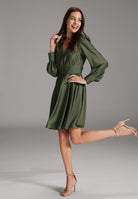 Cocktailkleid aus nachhaltigem Satin mit langen Ärmeln und Raff Details