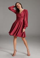 Cocktailkleid aus nachhaltigem Satin mit langen Ärmeln und Raff Details brick red