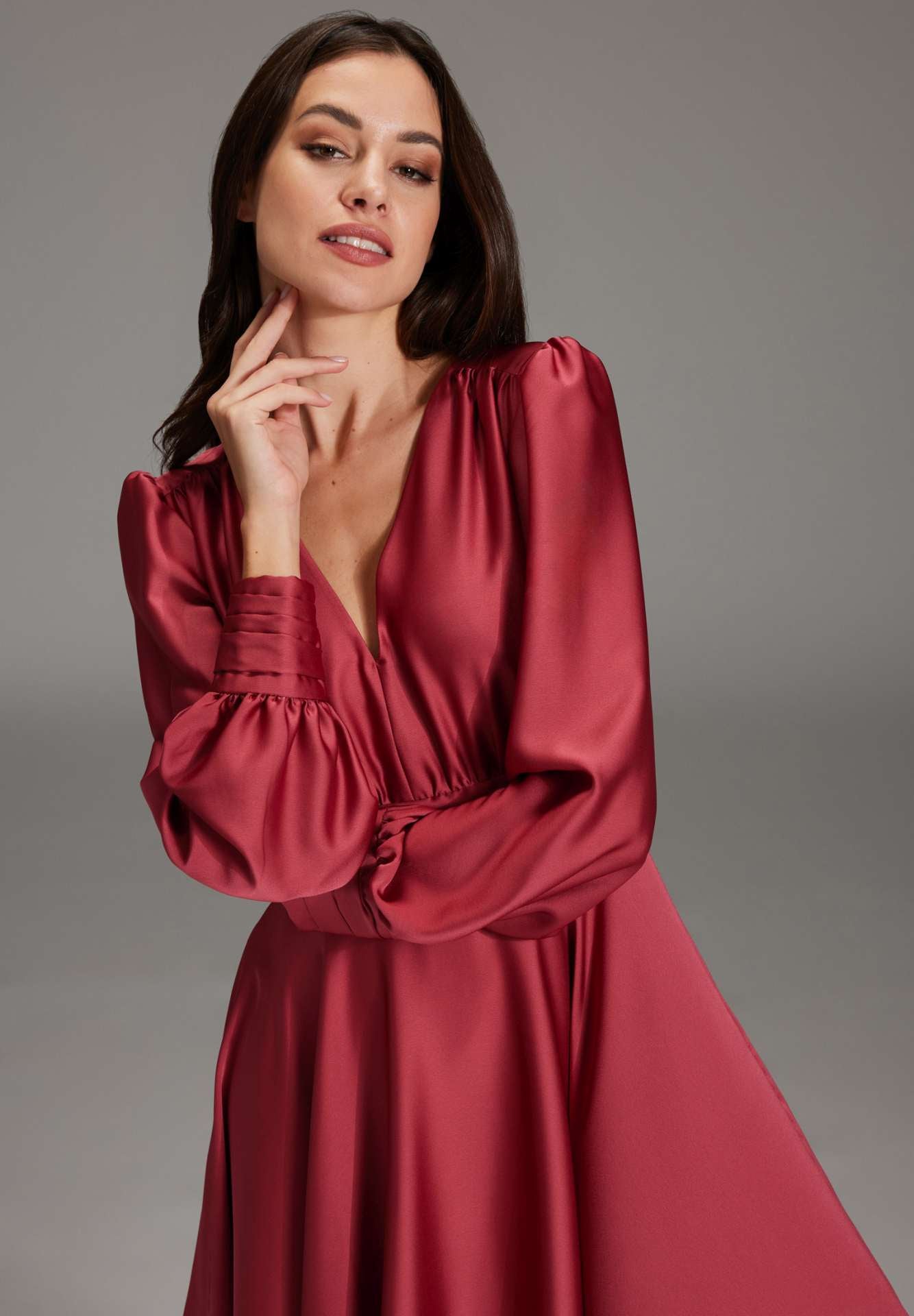 Cocktailkleid aus nachhaltigem Satin mit langen Ärmeln und Raff Details