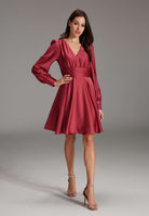 Cocktailkleid aus nachhaltigem Satin mit langen Ärmeln und Raff Details