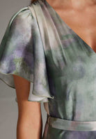 Abendkleid aus bedrucktem Satin mit gerüschten Ärmeln