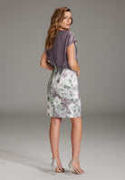 Blusiges Etuikleid aus Material Mix mit Wasserfall Ausschnitt