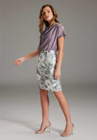 Blusiges Etuikleid aus Material Mix mit Wasserfall Ausschnitt