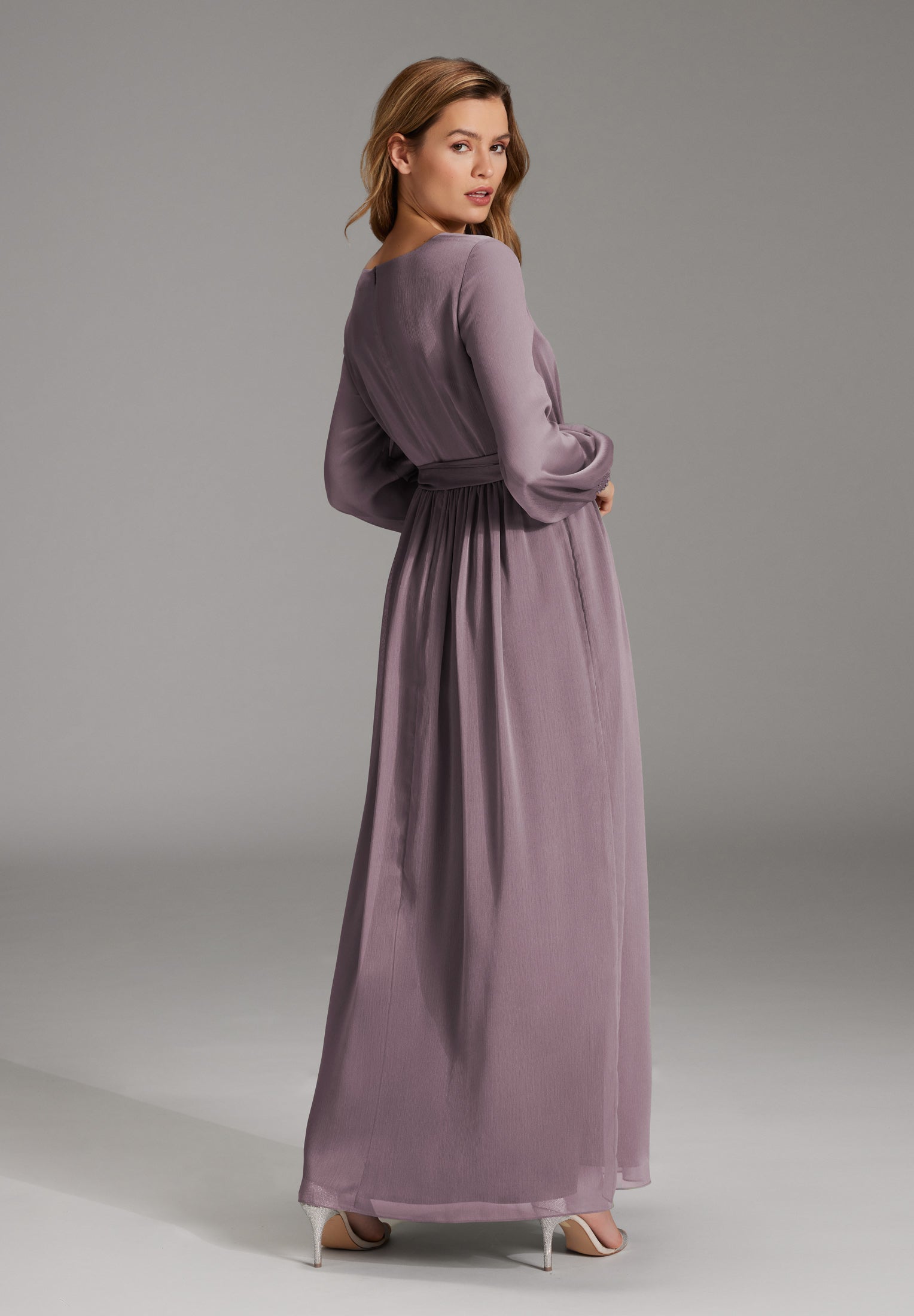 Abendkleid aus Crinkle Chiffon mit gesmokten Ärmelmanschetten