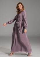 Abendkleid aus Crinkle Chiffon mit gesmokten Ärmelmanschetten