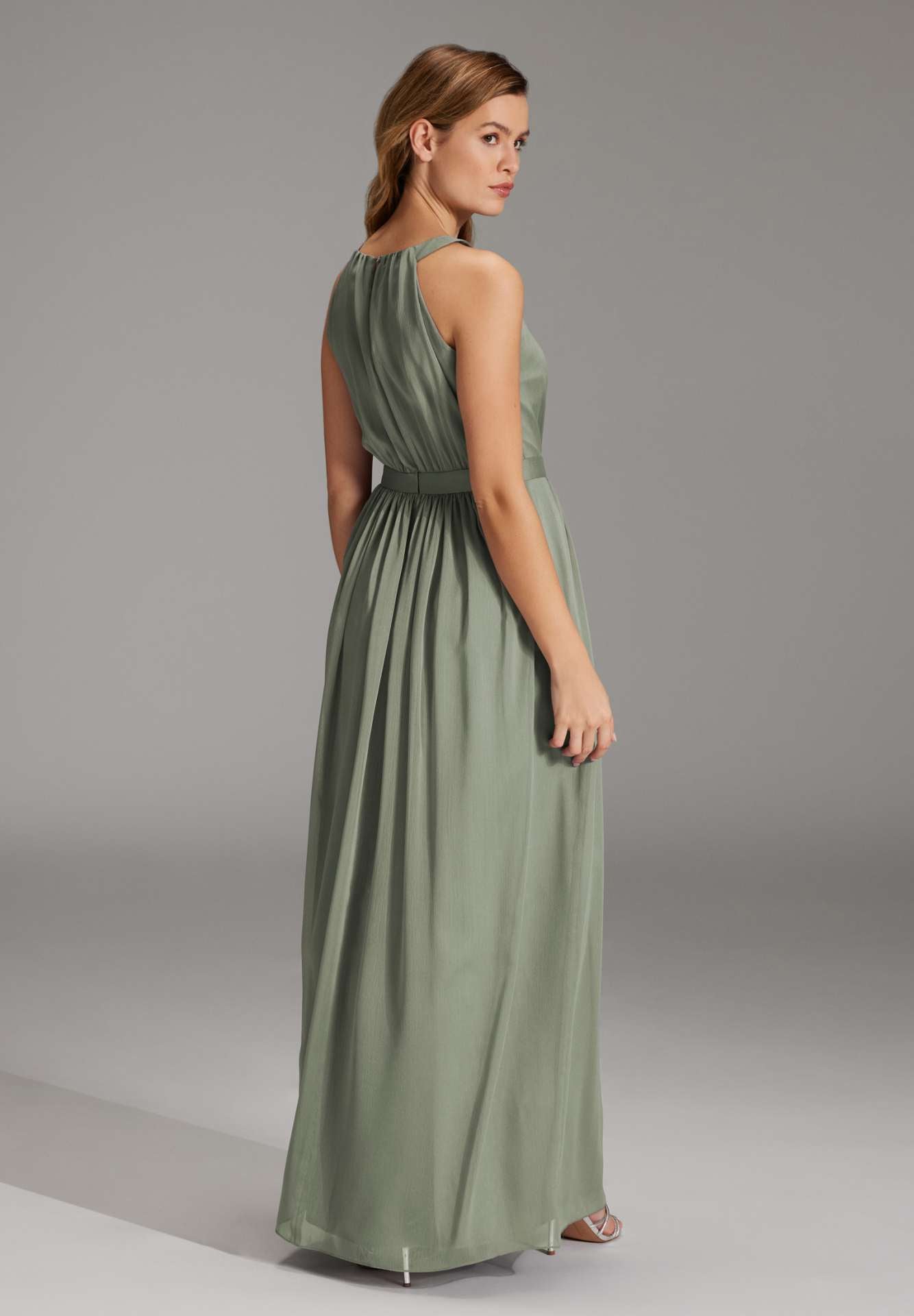 Abendkleid aus Crinkle Chiffon mit dekorativer Blüte