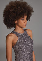 Abendkleid aus elastischer Paillette mit Racer- Back Ausschnitt und Beinschlitz