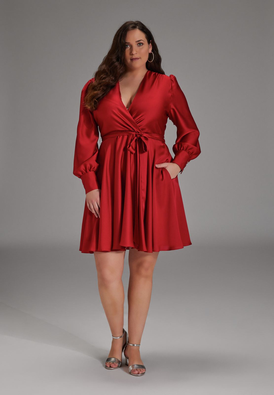 Cocktailkleid aus Satin mit breiten Manschetten, Wickel Oberteil und Tellerrock chili red