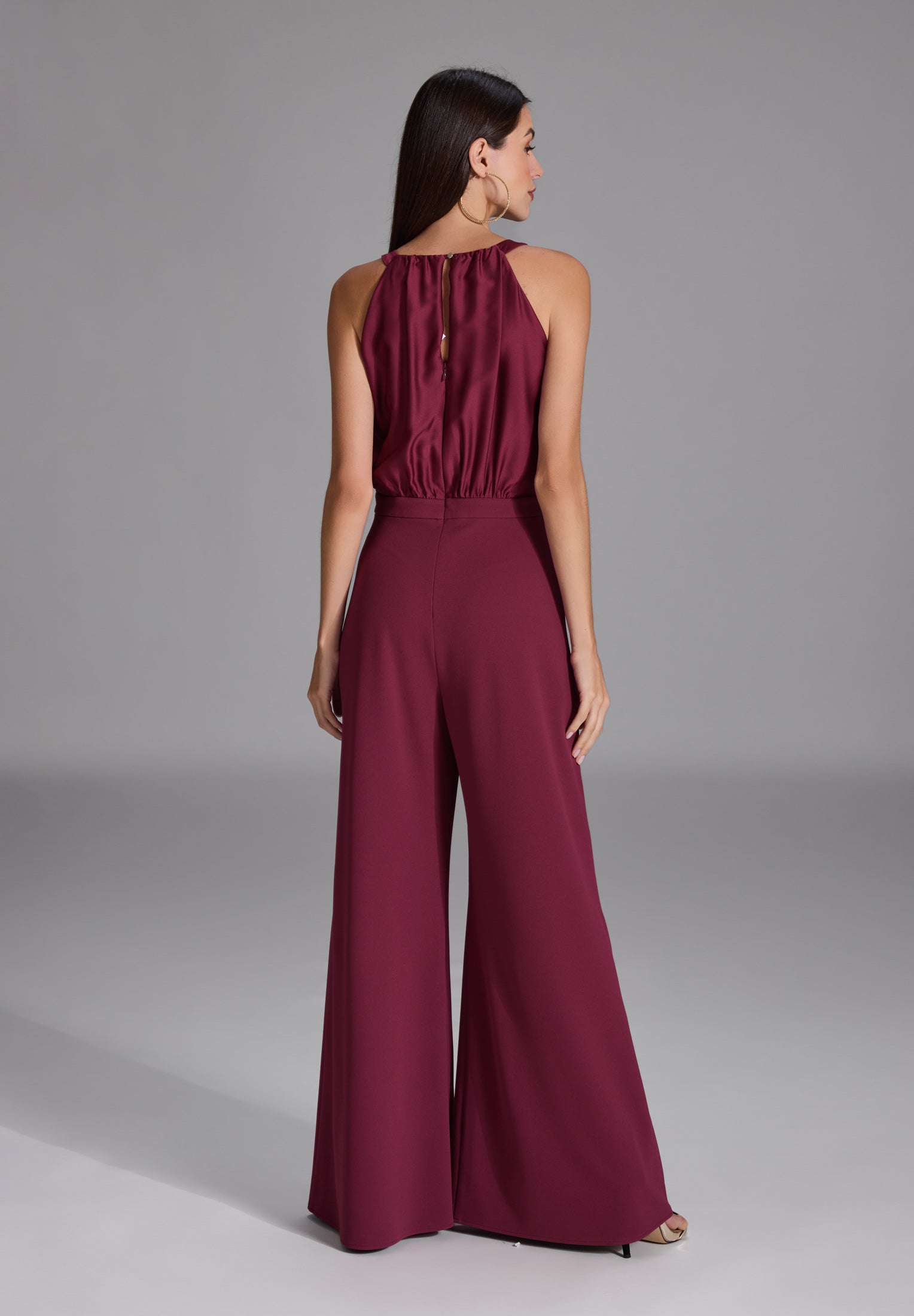 Jumpsuit mit amerikanischem Ausschnitt aus Material Mix