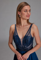 Langes Chiffon-Abendkleid mit Stickerei