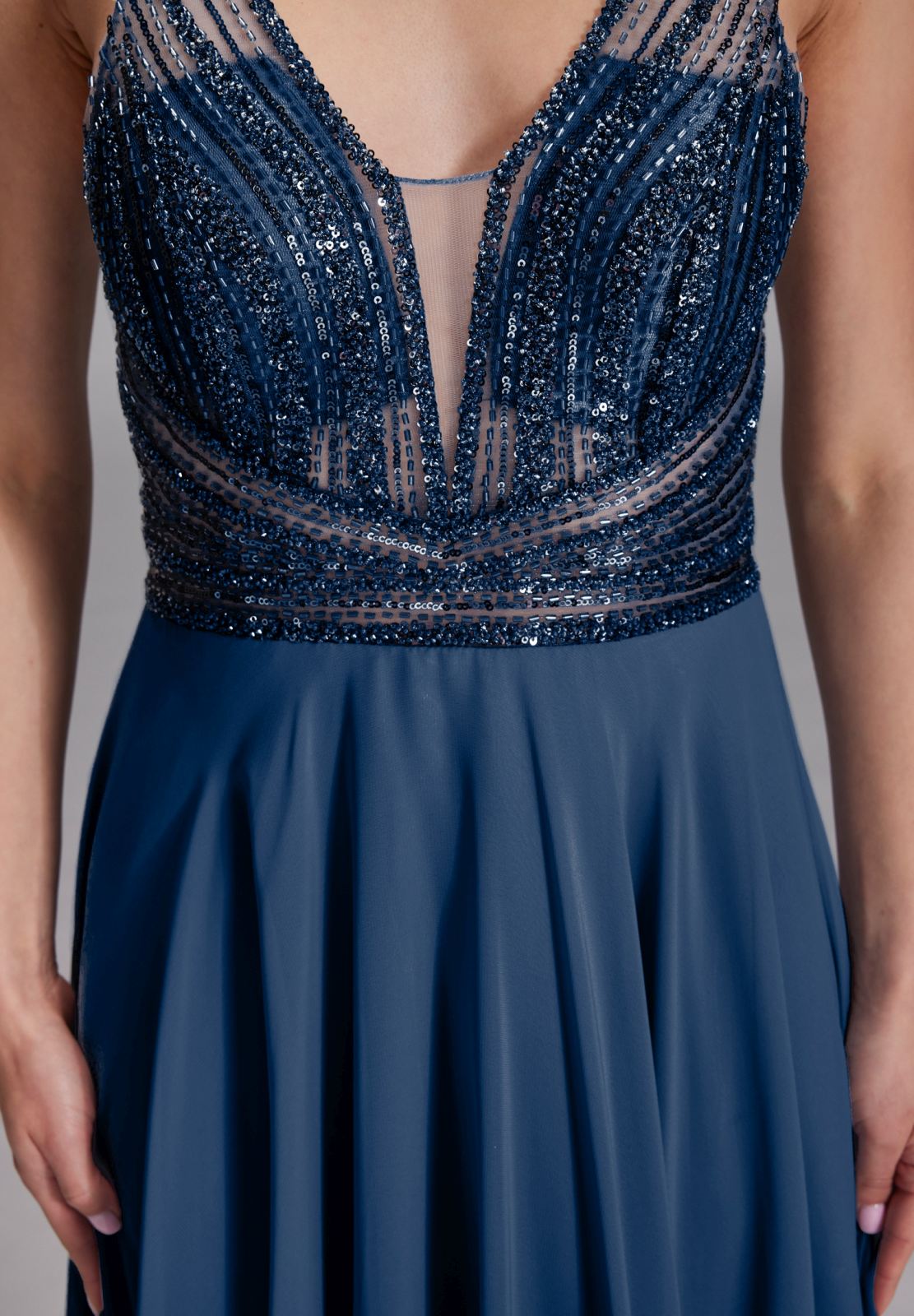 Langes Chiffon-Abendkleid mit Stickerei