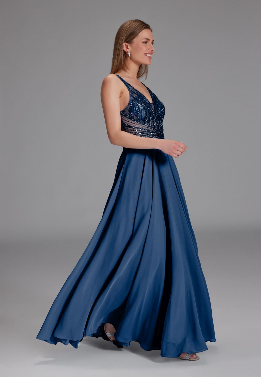 Langes Chiffon-Abendkleid mit Stickerei