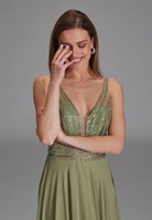 Langes Chiffon-Abendkleid mit Stickerei