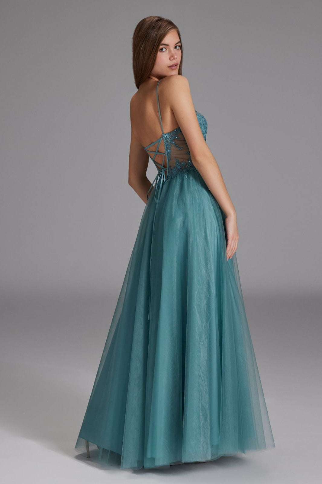 Ausgestelltes Tüllkleid mit Spitzenstickerei