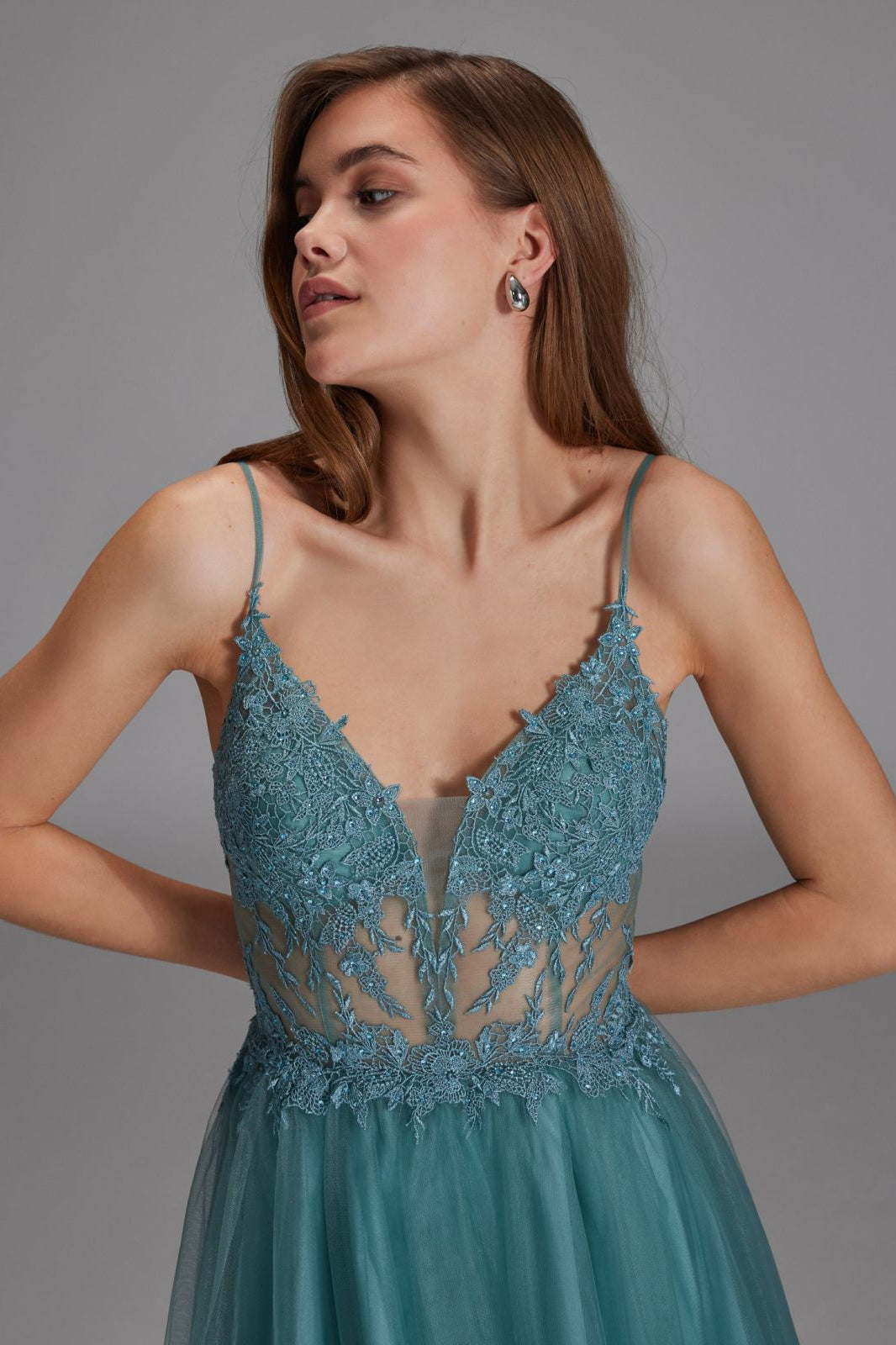 Ausgestelltes Tüllkleid mit Spitzenstickerei