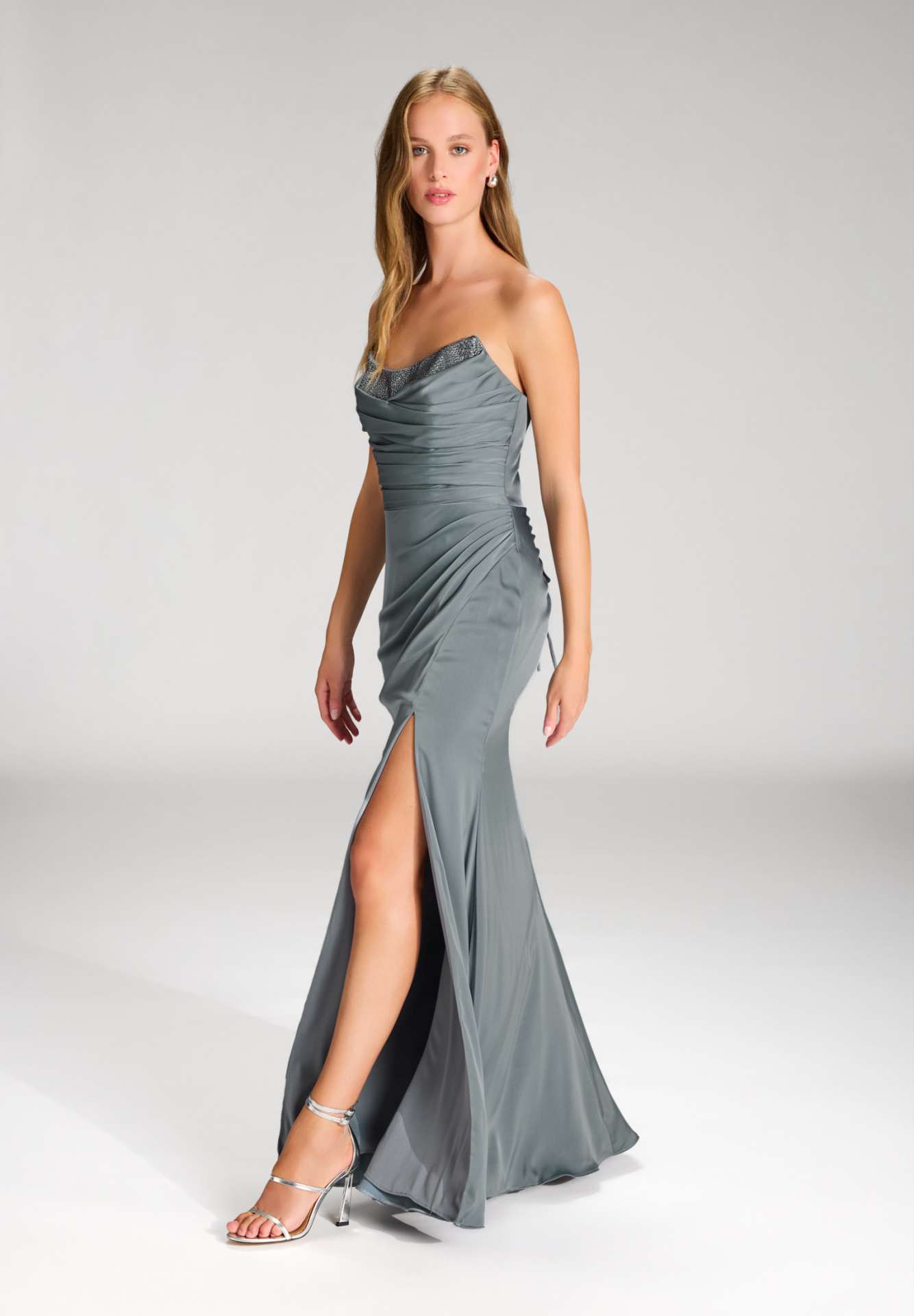 Satinkleid mit Corsagentop und Beinschlitz