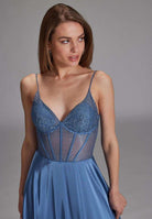 Abendkleid mit Corsagentop und feinen Ziersteinen