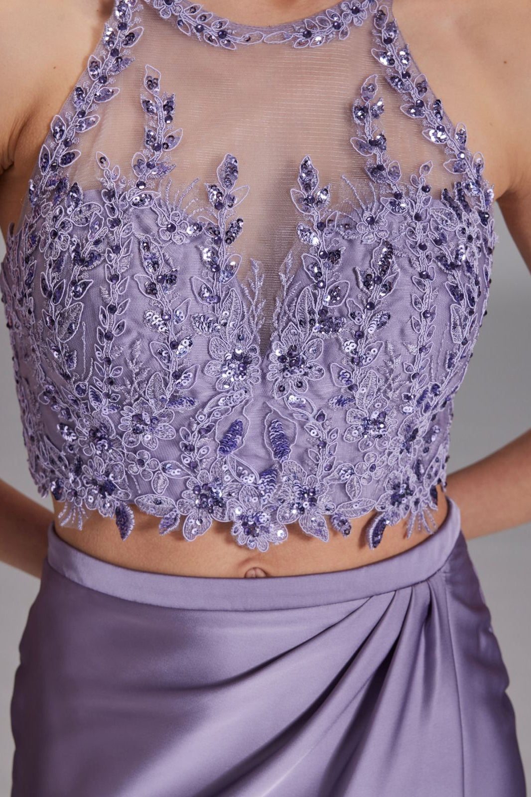 Two-piece Kleid mit langen Satinrock