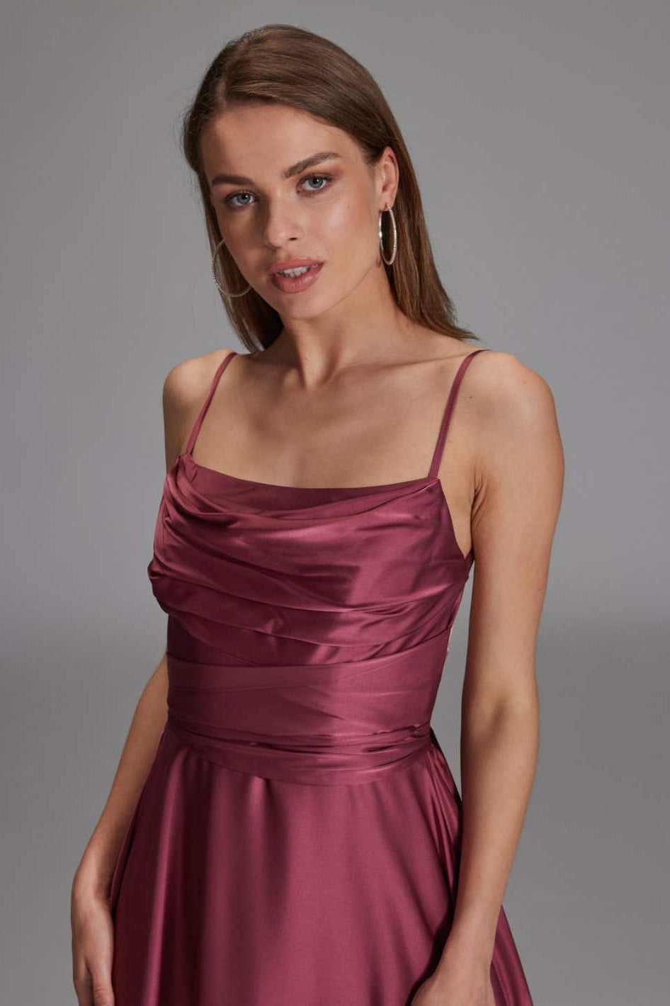 Satinkleid mit Bindegürtel in der Taille