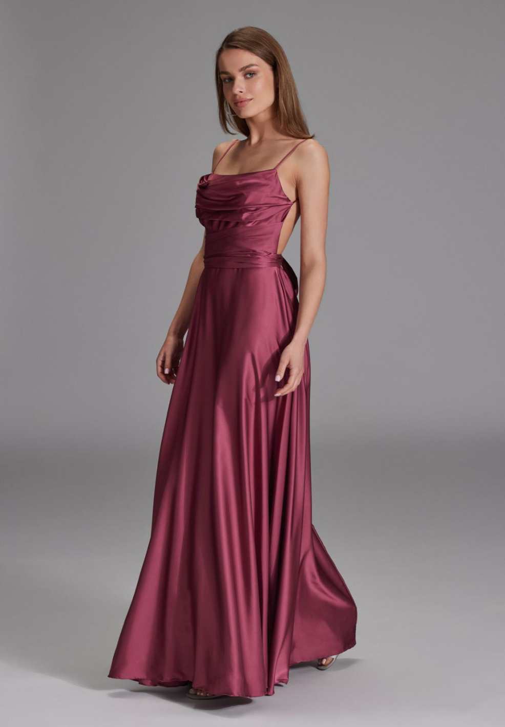 Satinkleid mit Bindegürtel in der Taille