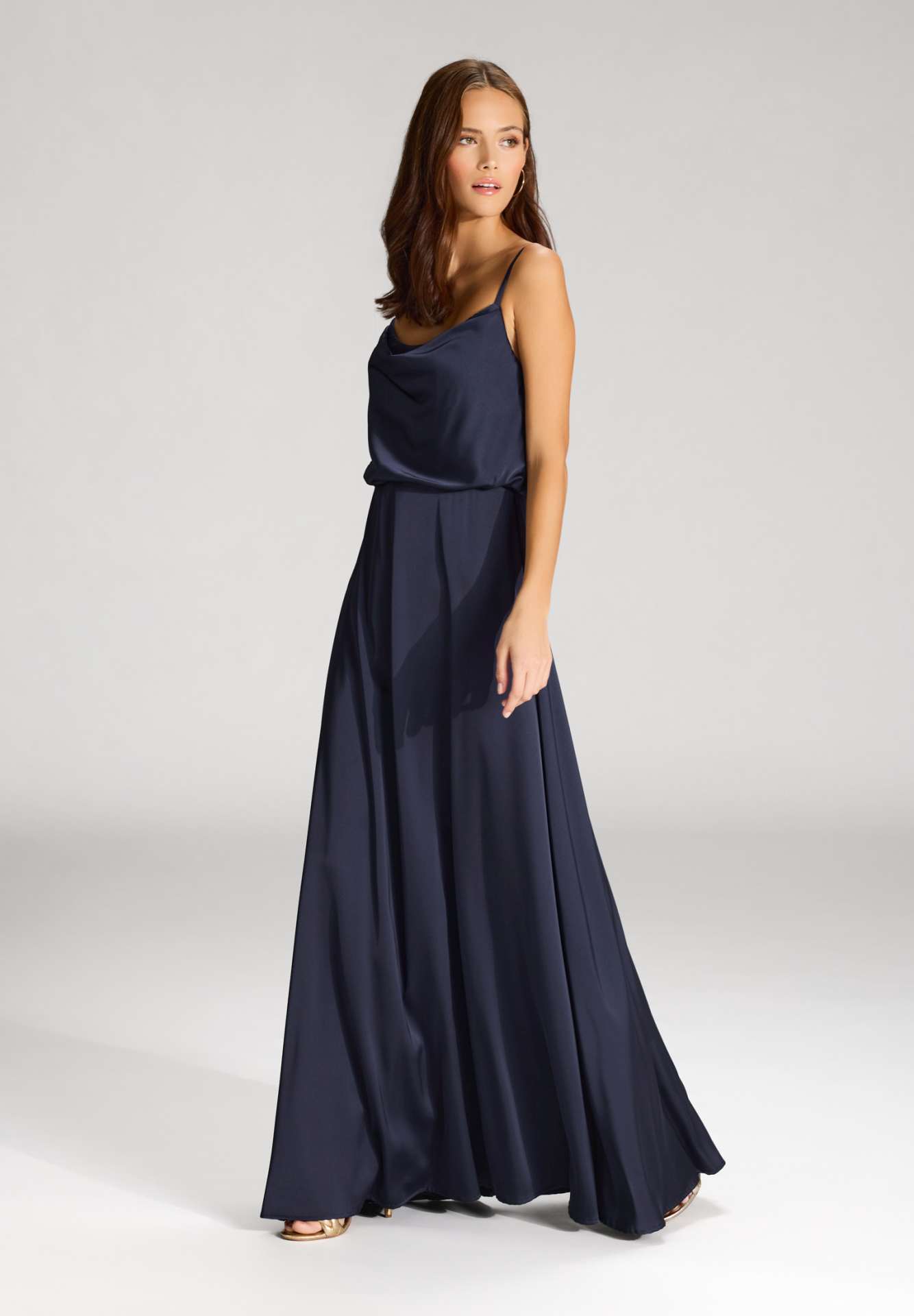 Abendkleid aus Satin mit angedeutetem Wasserfallausschnitt