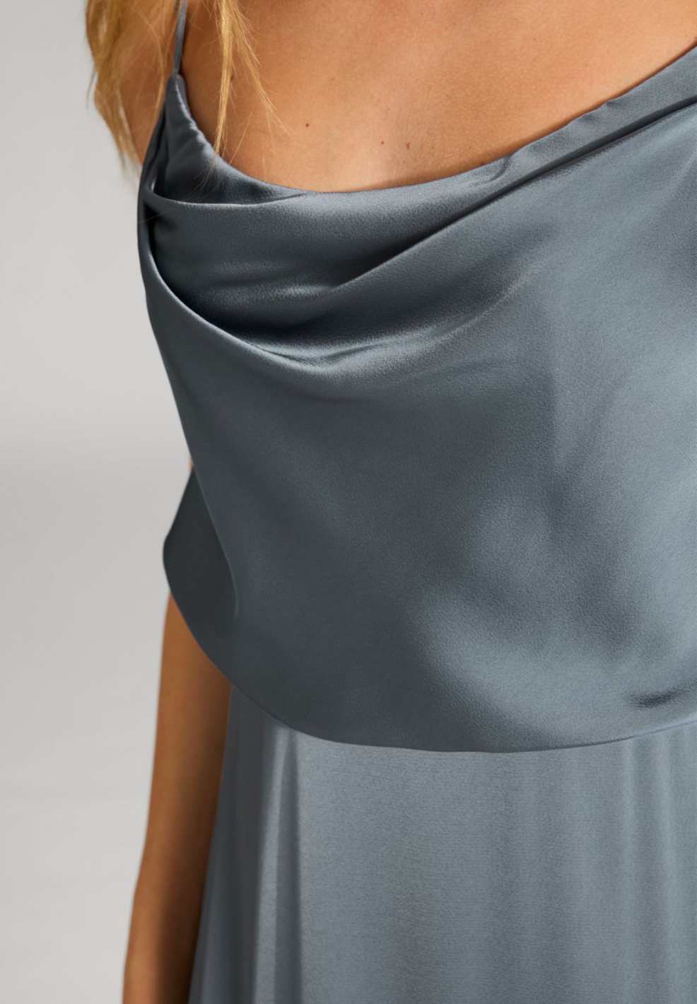 Abendkleid aus Satin mit angedeutetem Wasserfallausschnitt