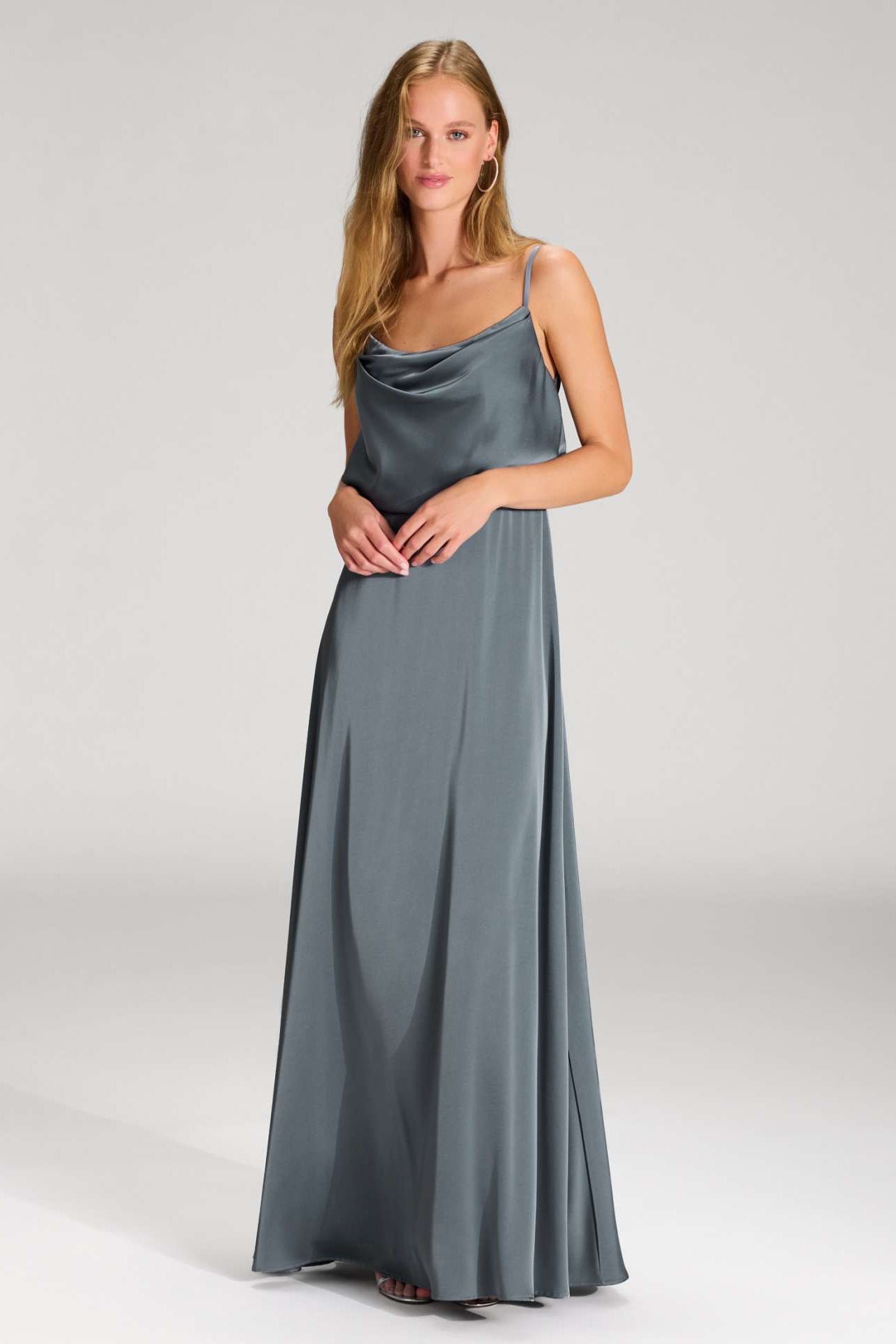 Abendkleid aus Satin mit angedeutetem Wasserfallausschnitt