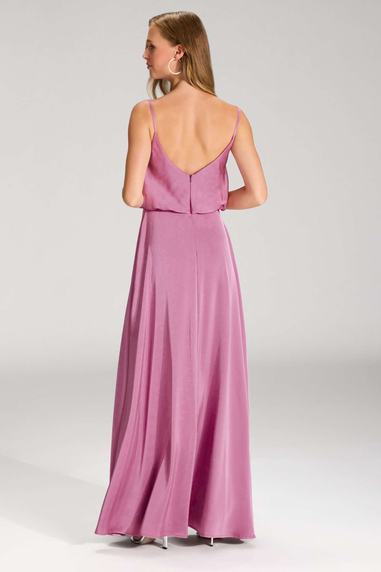 Abendkleid aus Satin mit angedeutetem Wasserfallausschnitt