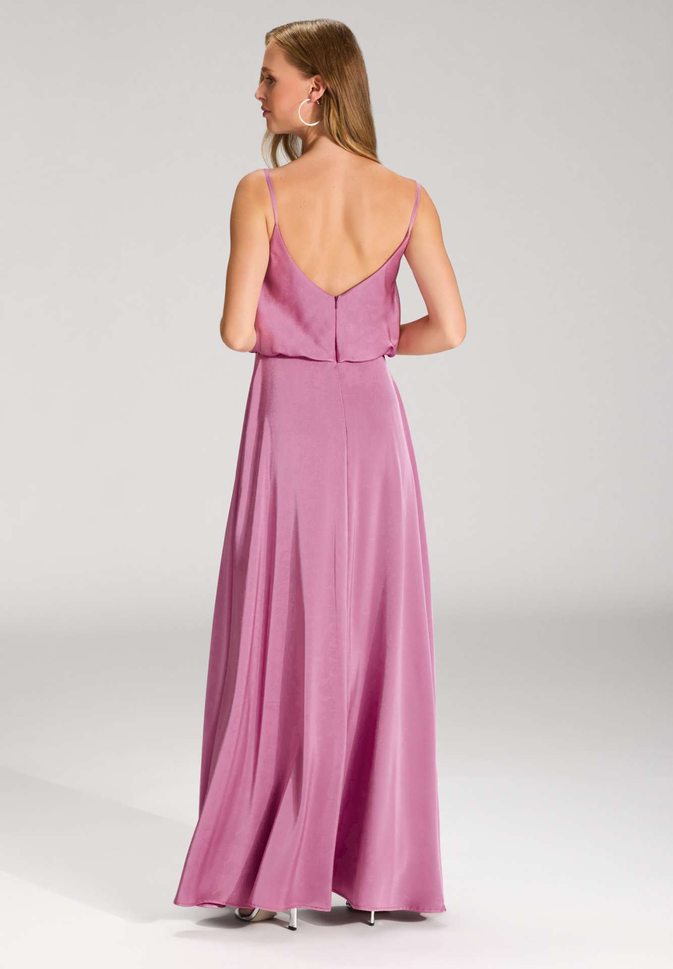 Abendkleid aus Satin mit angedeutetem Wasserfallausschnitt