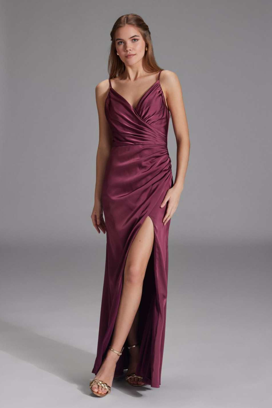 Figurbetontes Satinkleid mit Raffungen