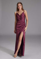 Figurbetontes Satinkleid mit Raffungen