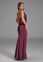 Figurbetontes Satinkleid mit Raffungen