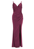 Figurbetontes Satinkleid mit Raffungen