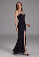 Satinkleid mit Drapierung und Beinschlitz