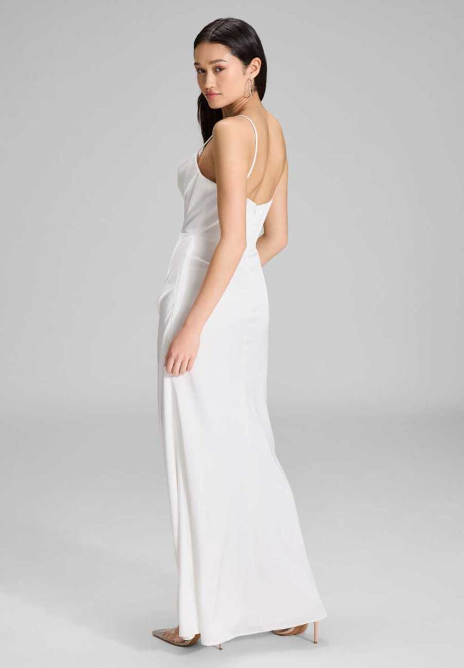 Satinkleid mit Drapierung und Beinschlitz